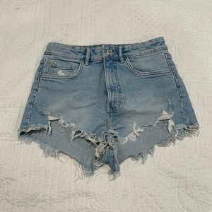 Zara - size 6 - high waisted stretchy frayed jean shorts WORN ONCE